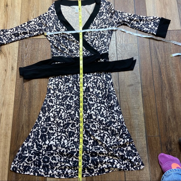 Diane von Furstenberg Black & Ivory Pure Silk Wrap Dress Size 4 - Picture 6 of 10